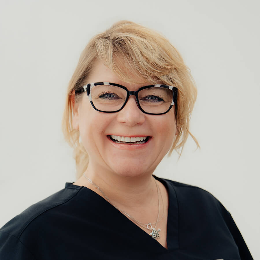 Frau von Hennigs arbeitet als Assistenz in unserer Praxis