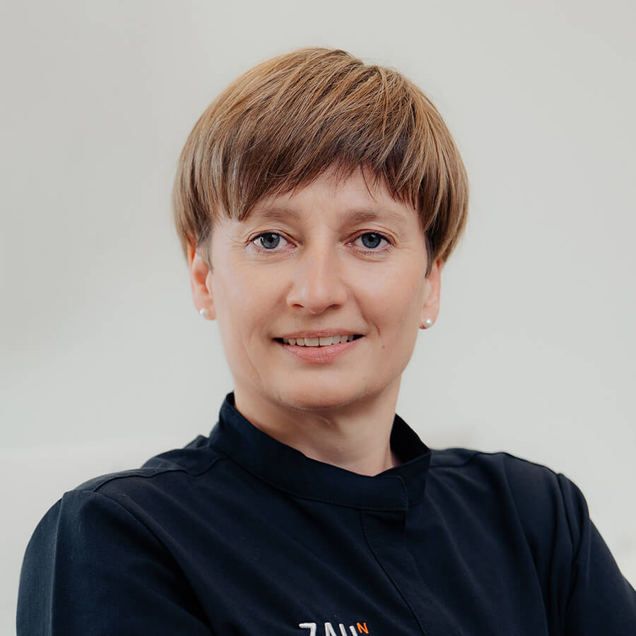 Frau Kasparek übernimmt die Prophylaxe