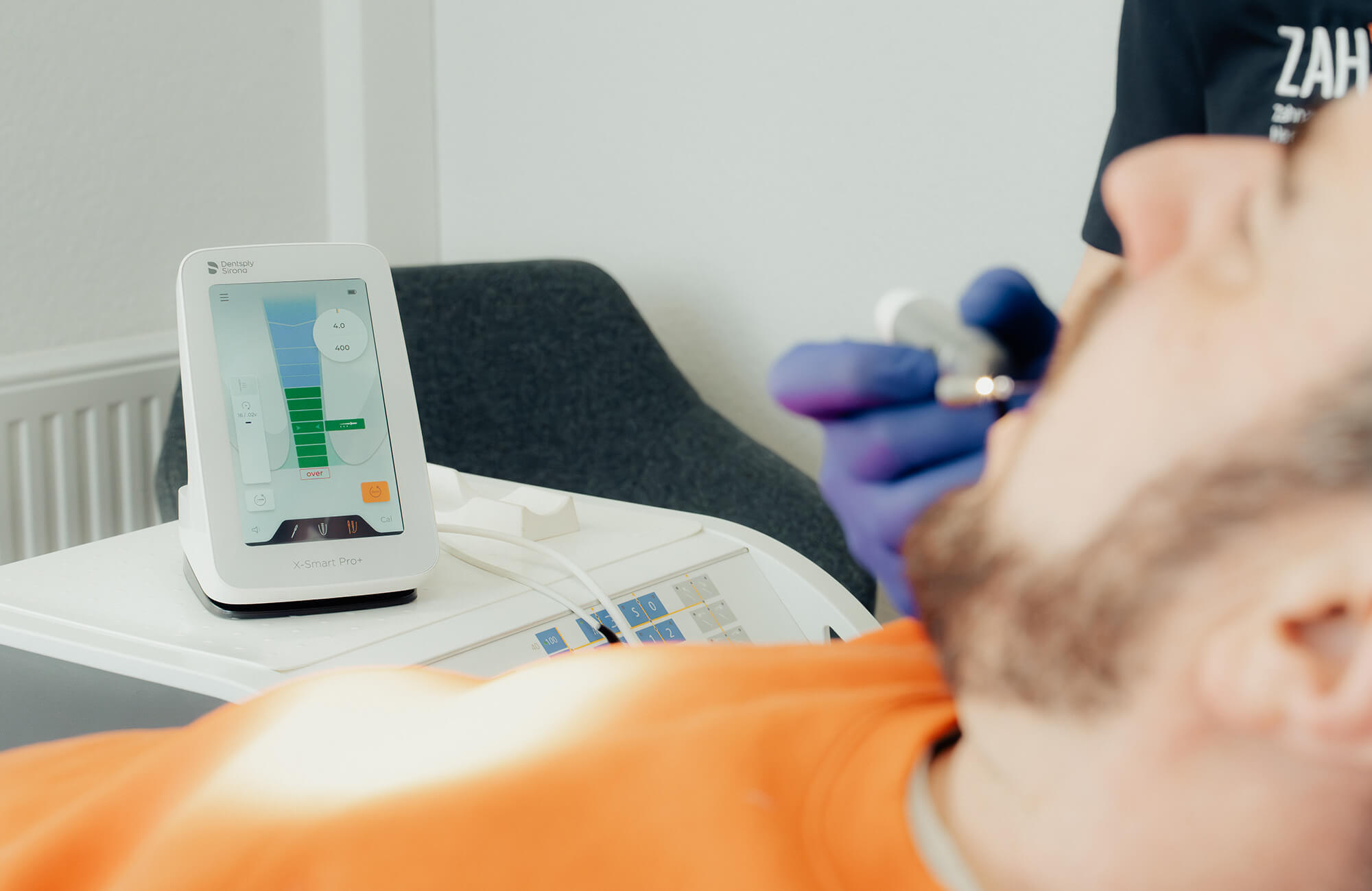 Modernste Technologien wie das Gerät von Dentsply Simona werden bei uns verwendet