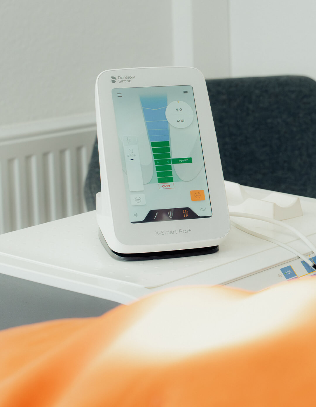 Modernste Technologien wie das Gerät von Dentsply Simona werden bei uns verwendet